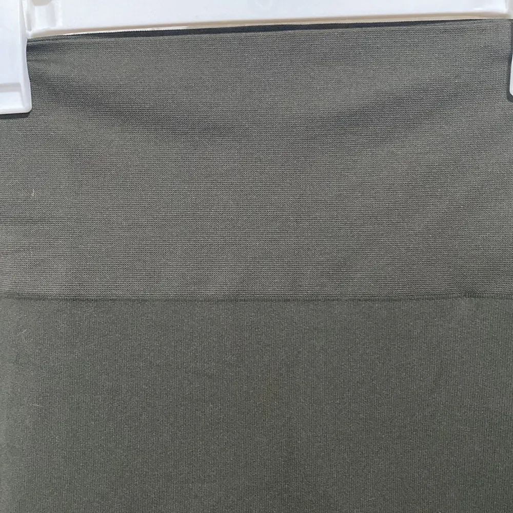 Spanx  Olive Green Seamless Shaping Ankle Zip Legging Size Medium - Image 3