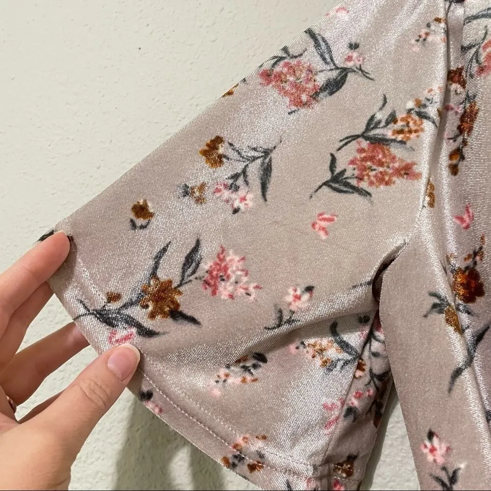 Sadie & Sage Grey Floral Velvet Wrap Crop Top Small Small Short Sleeve Romantic Gray - Image 4