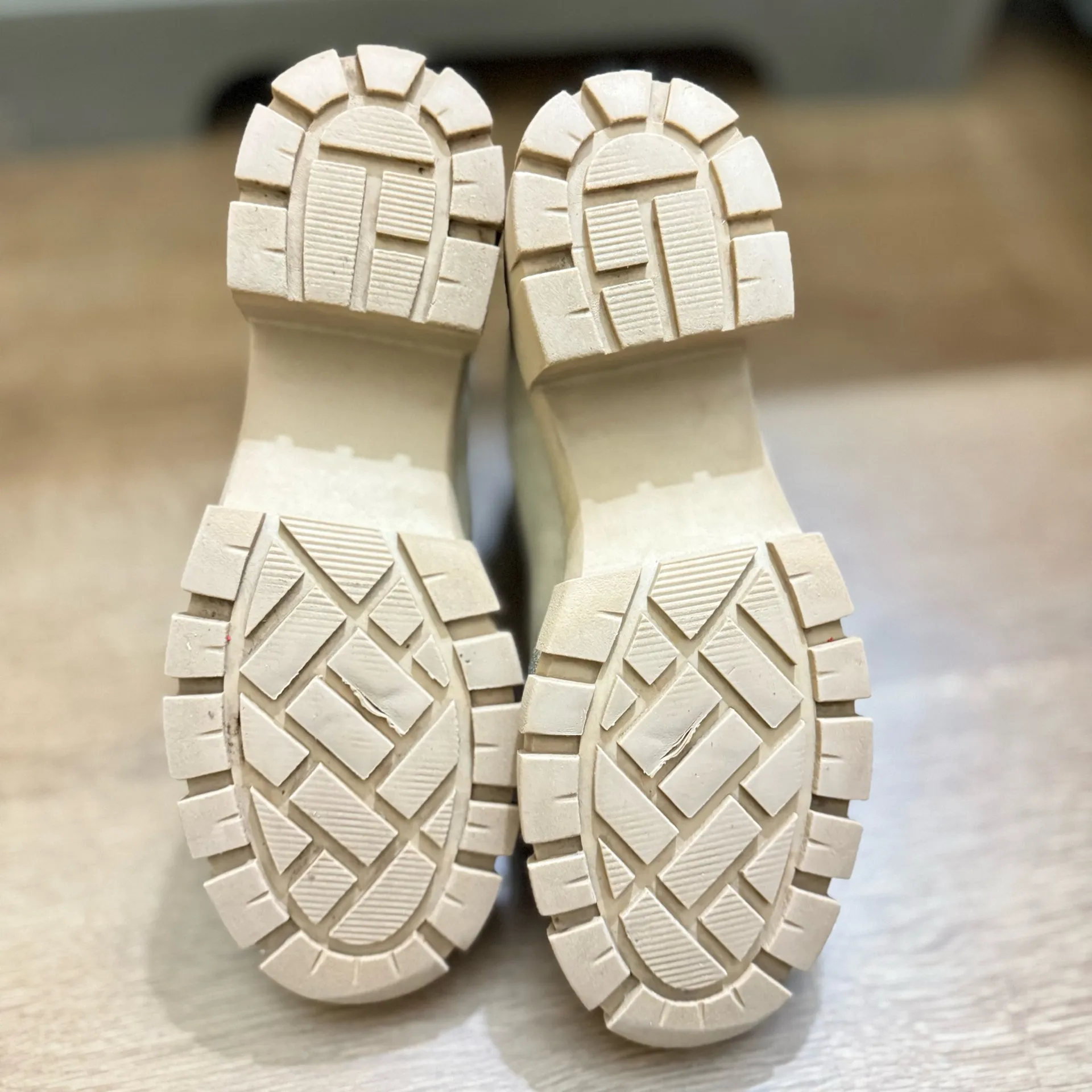 Steve Madden Beige Suede Chelsea Boots Platform Winter Leather Size 8.5 Tan - Image 3