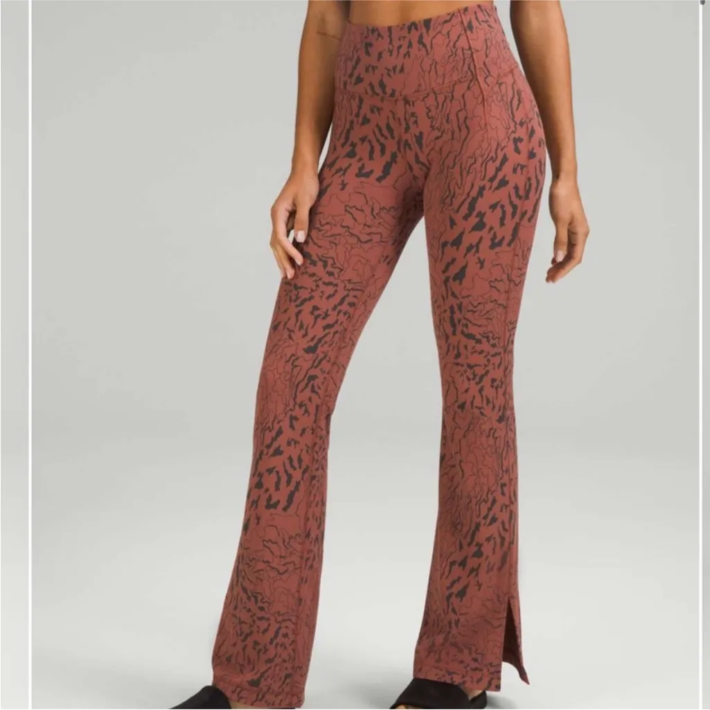 Lululemon Groove Super-High-Rise Split-Hem Flare Pant   Animal print size 6 - Image 3