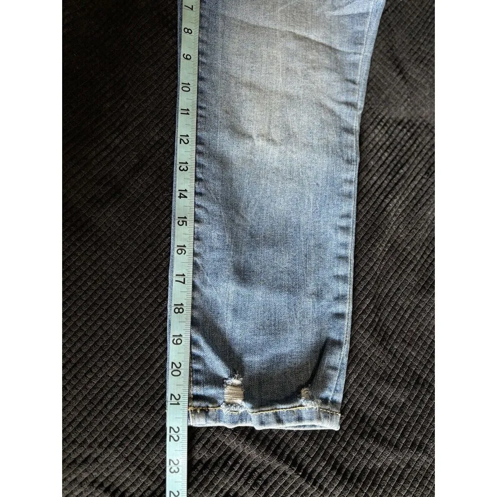 Maurices Light Wash Distressed Capri‎ Jeans Size 4 Low Rise Pockets - Image 6
