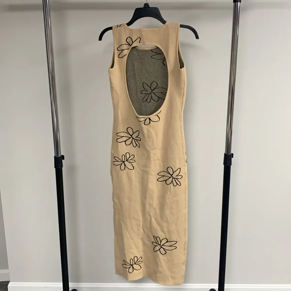 Floral Print Knit Maxi Dress with Cutout Back and Slit Up Side Size S Tan - Image 5
