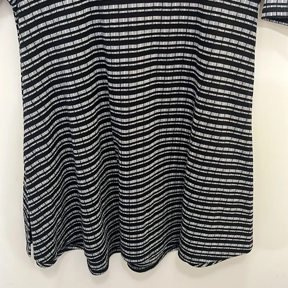 LuLaRoe Women’s Short Sleeve Top Size Medium - Image 3