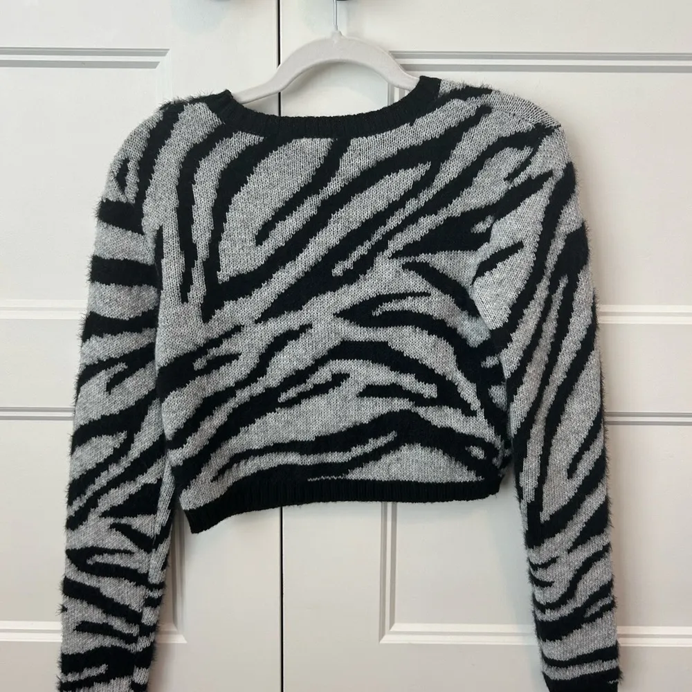 zebra cropped sweater, size xs - Image 3