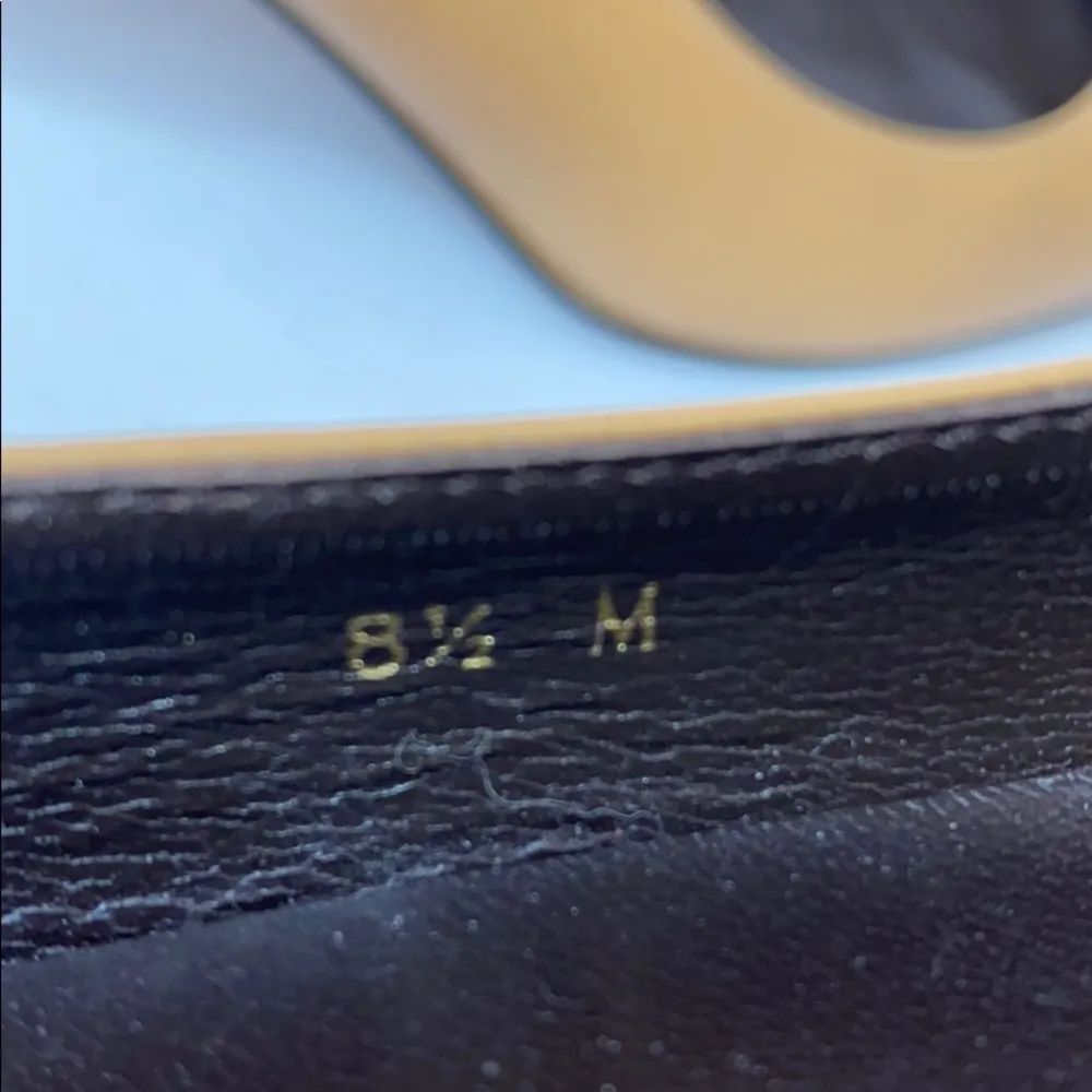 Stuart Weitzman tan leather pointy toe heels - Image 5