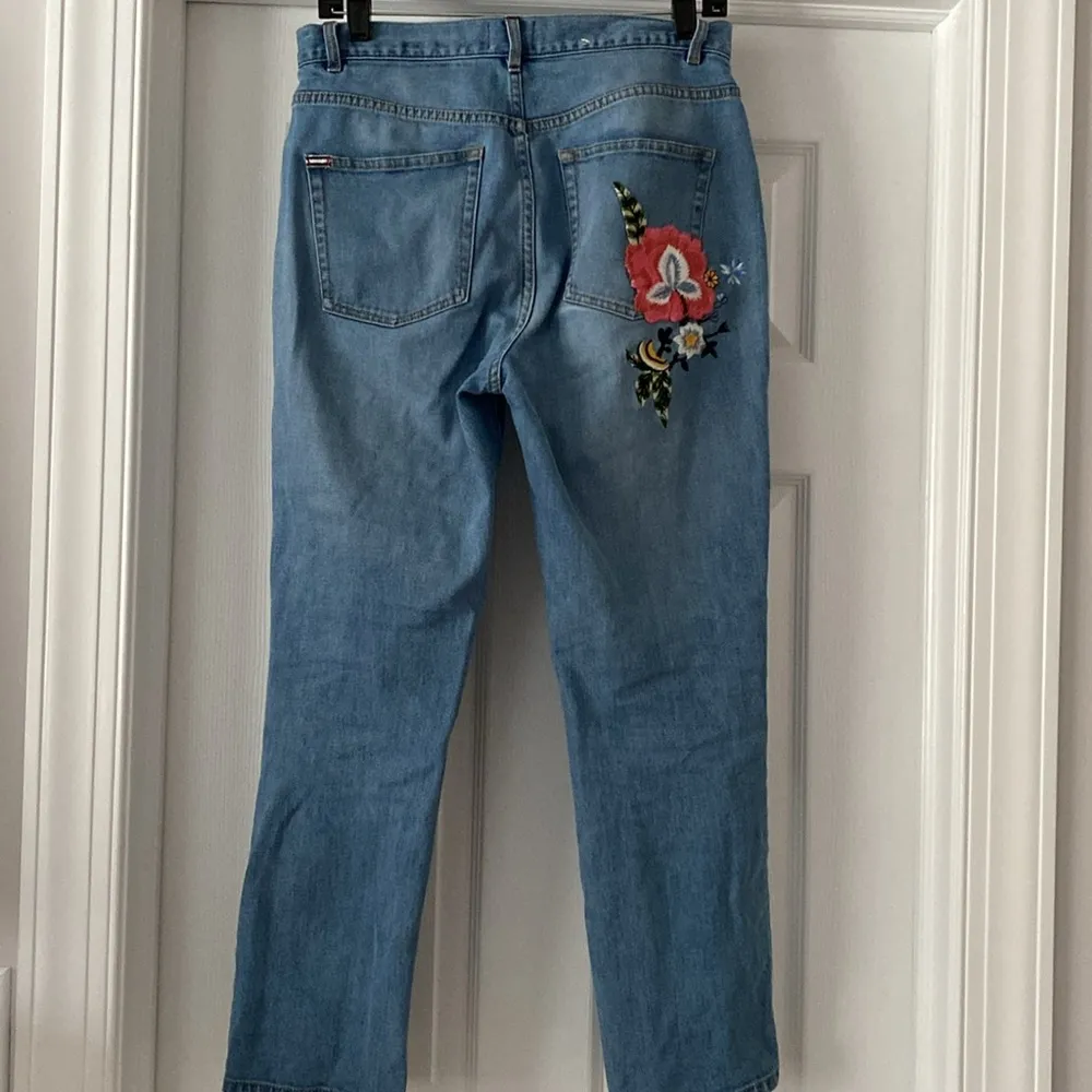 Alice & Olivia AO LA Amazing Embroidered Floral Jeans 29 high rise cropped - Image 3