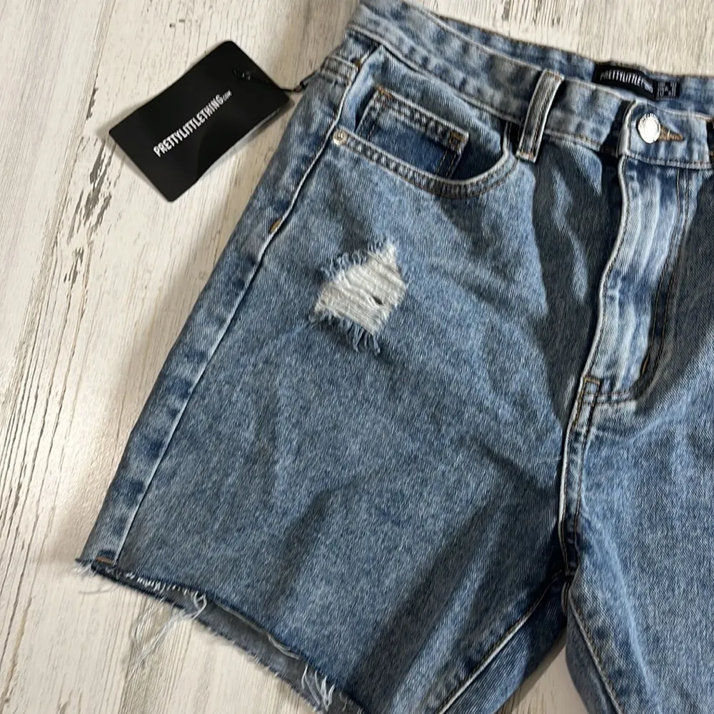 Pretty Little Thing Vintage Wash Distressed Longline Shorts Size 6 NWT - Image 2