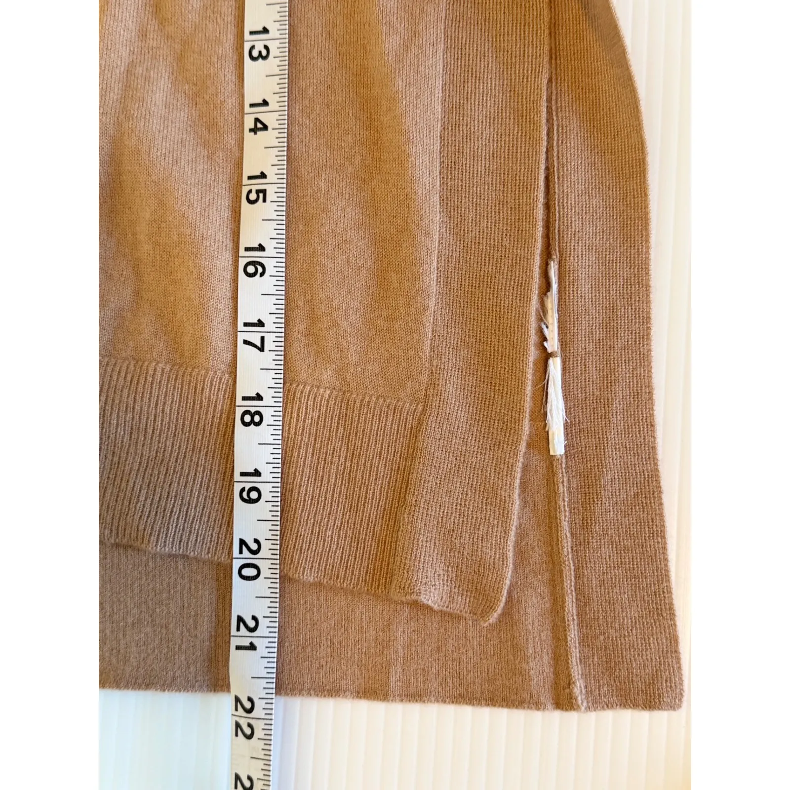 Madewell Women's Cashmere Sweater XS Tan Crewneck Side Slits - Image 4