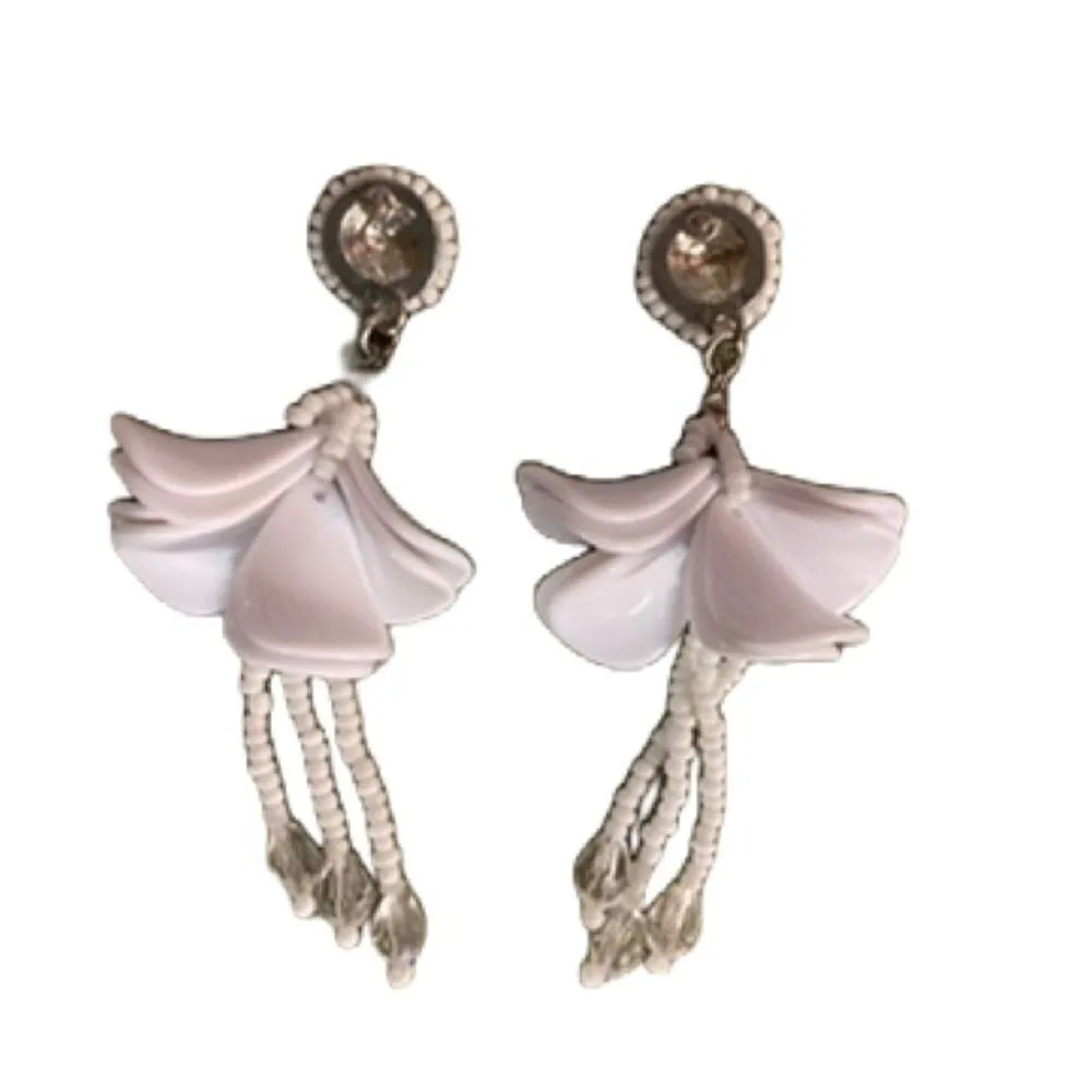 #403 BOUTIQUE Flower Drop Earrings White - Image 2