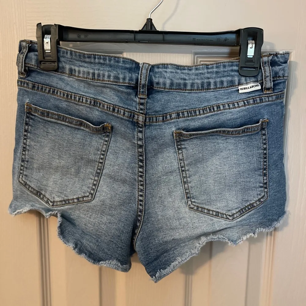 Billabong Buttoned Up button fly light wash raw hem distressed 5 pocket short 29 - Image 5