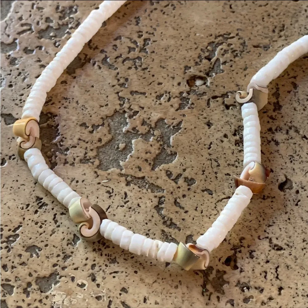 Vintage 90s Puka Shell Necklace Hawaii White - Image 2
