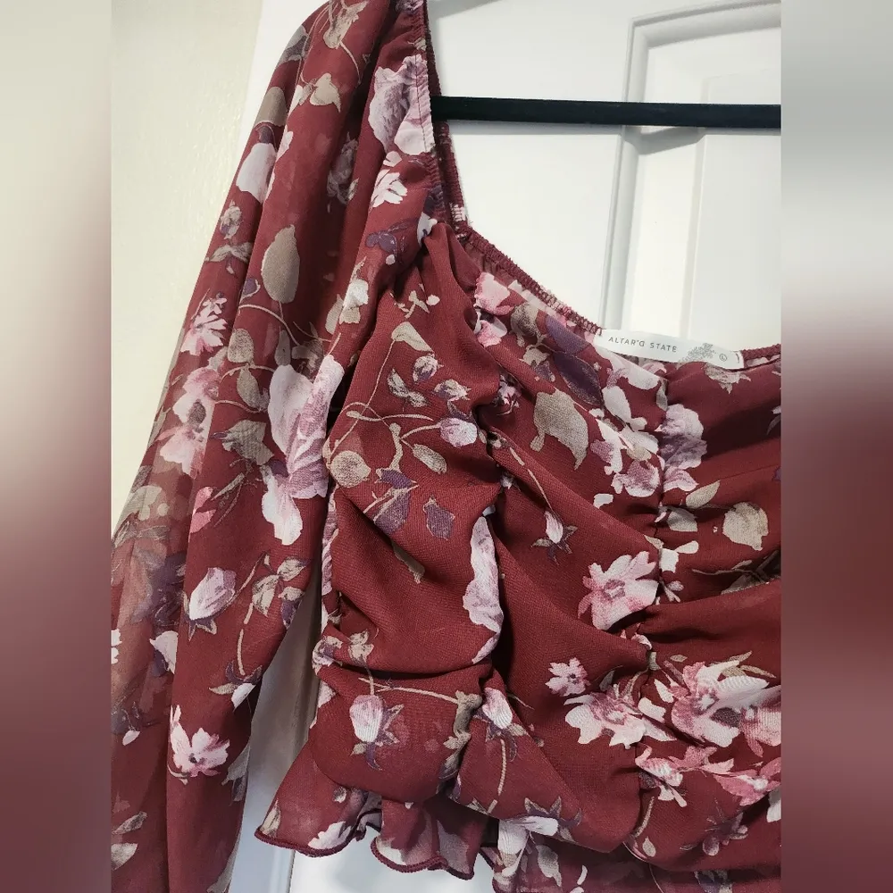 NWT  Floral top  Fitted, Cropped Closure Size L - Image 6