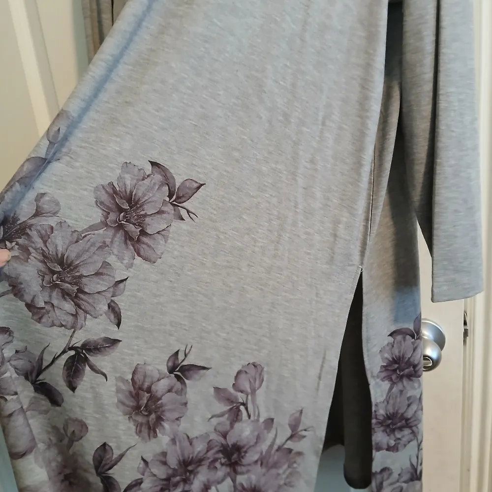 Leebe 2X Gray Long Cardigan with Floral Design - Image 4
