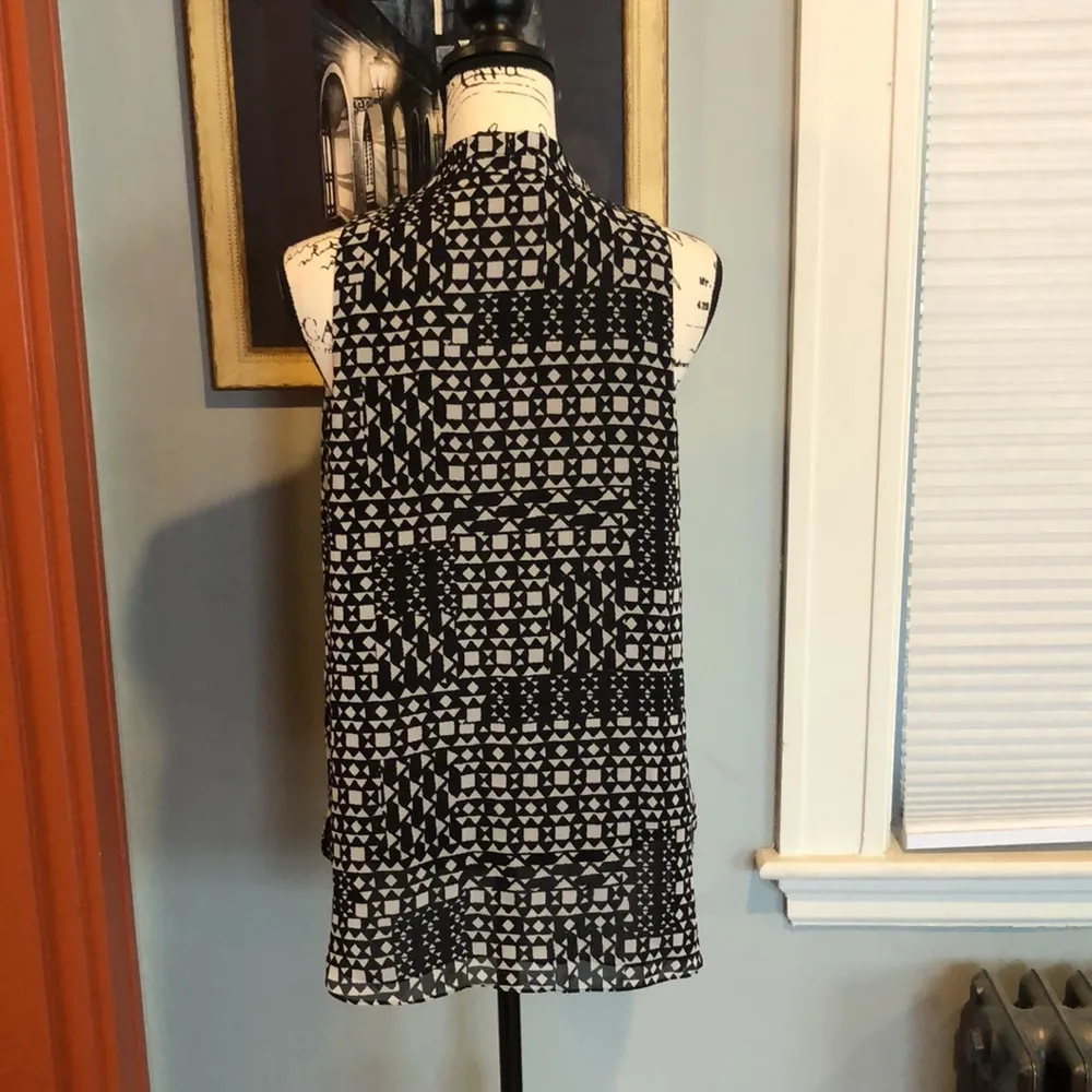 Vince Camuto Sleeveless Geometric Pattern Blouse (M) - Image 4