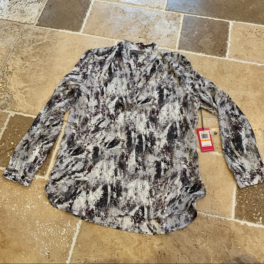 NWT Vince Camuto Printed V-Neck Long Sleeve Blouse S - Image 5