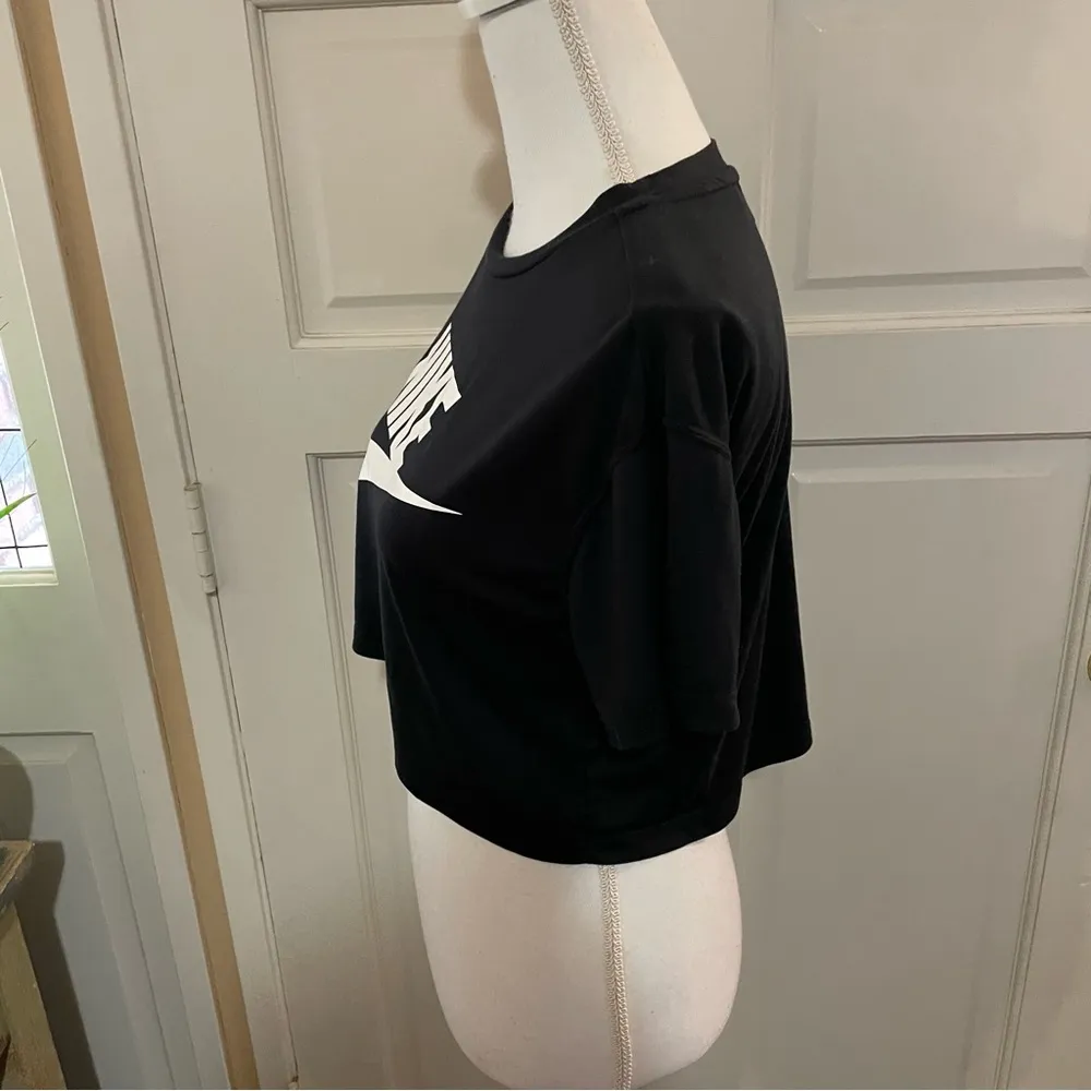 Nike Cropped T-Shirt - Image 4