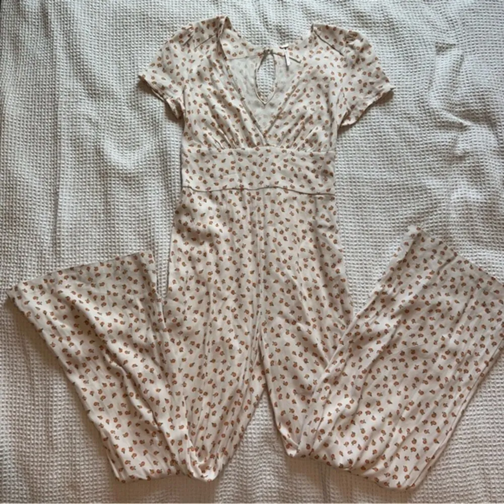 Free People Mia Jumpsuit size 0 peach print jumpsuit cream color - Image 5
