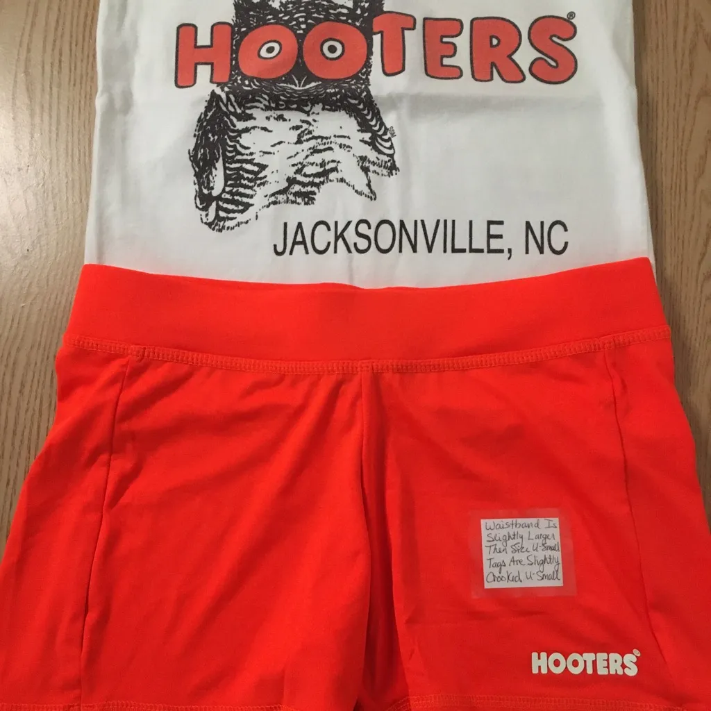 B20 #11 Hooters Girl Worn Uniform Tank & New Shorts Jacksonville NC Size Small - Image 4