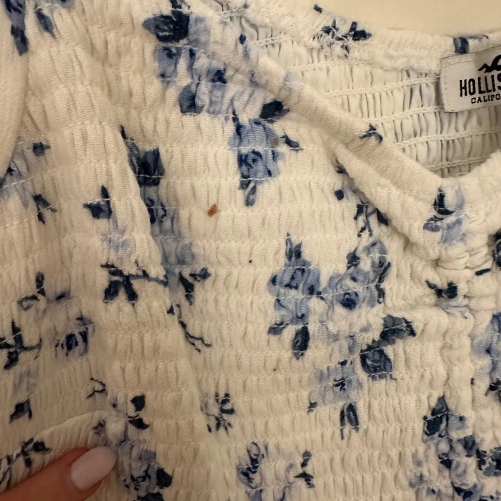 Hollister Blue and White Floral Romper - Image 4