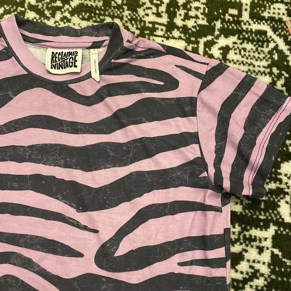 Reclaimed Vintage Purple Zebra Tee Size XS - Image 3