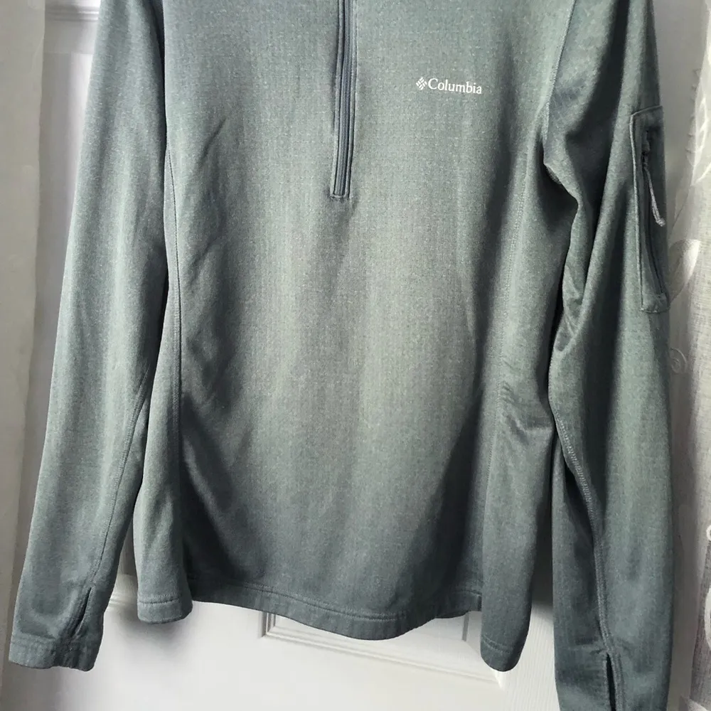 Columbia pull over half zip up top, size medium - Image 3