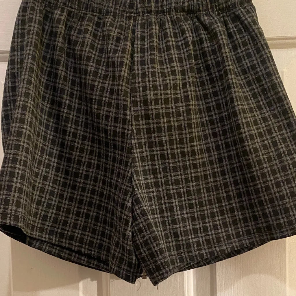 Elegant Black Checkered Mini Skirt with Front Zipper - Image 6