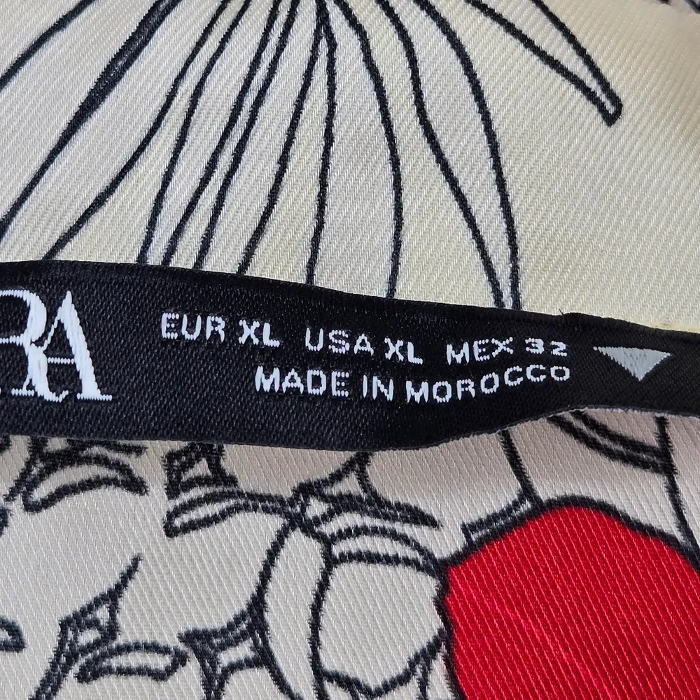 Zara Tropical Short Sleeve Hibiscus Floral Hawaiian Blouse size XL - Image 7