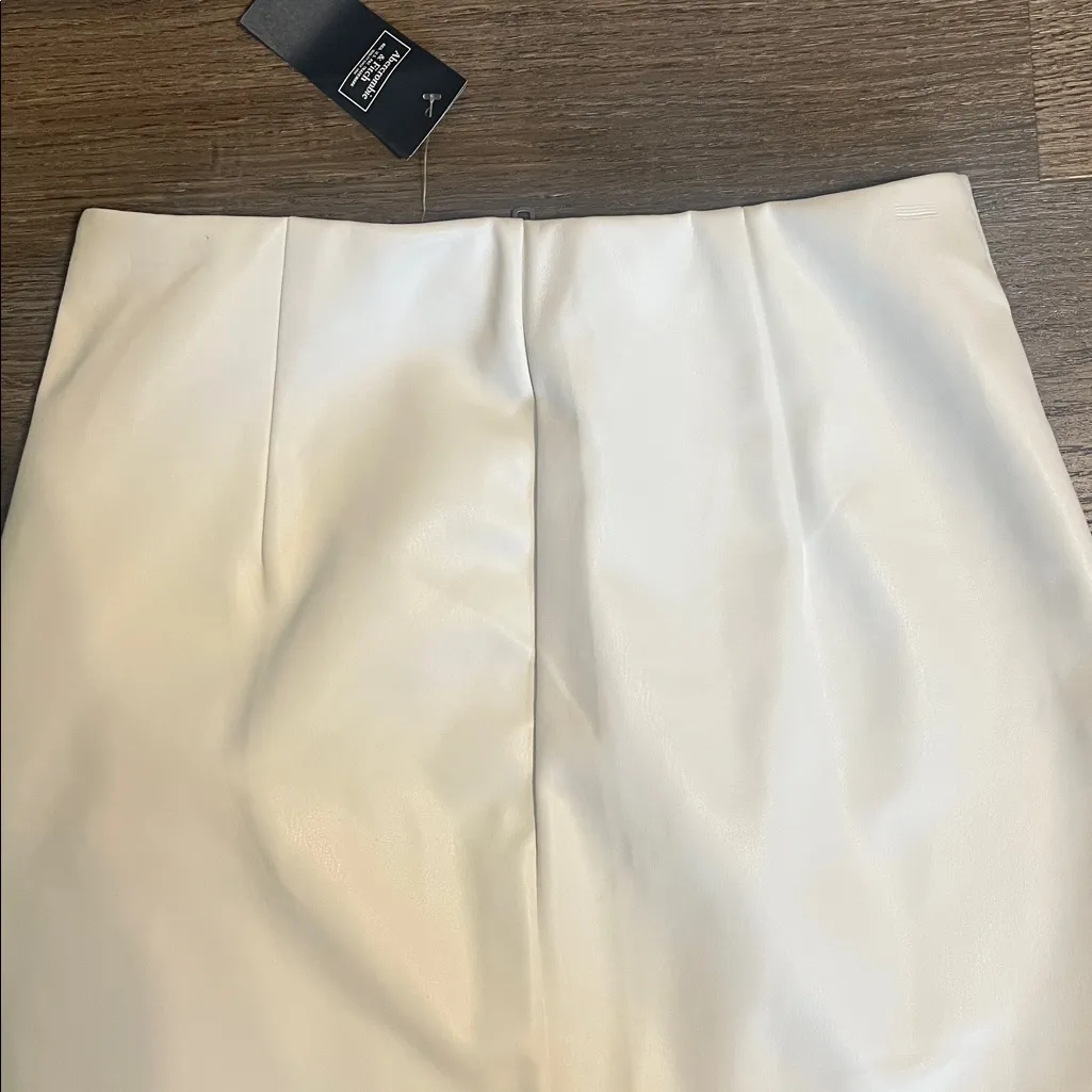 Abercrombie & Fitch White Vegan Leather Zip Up Mini Size Small NWT - Image 3