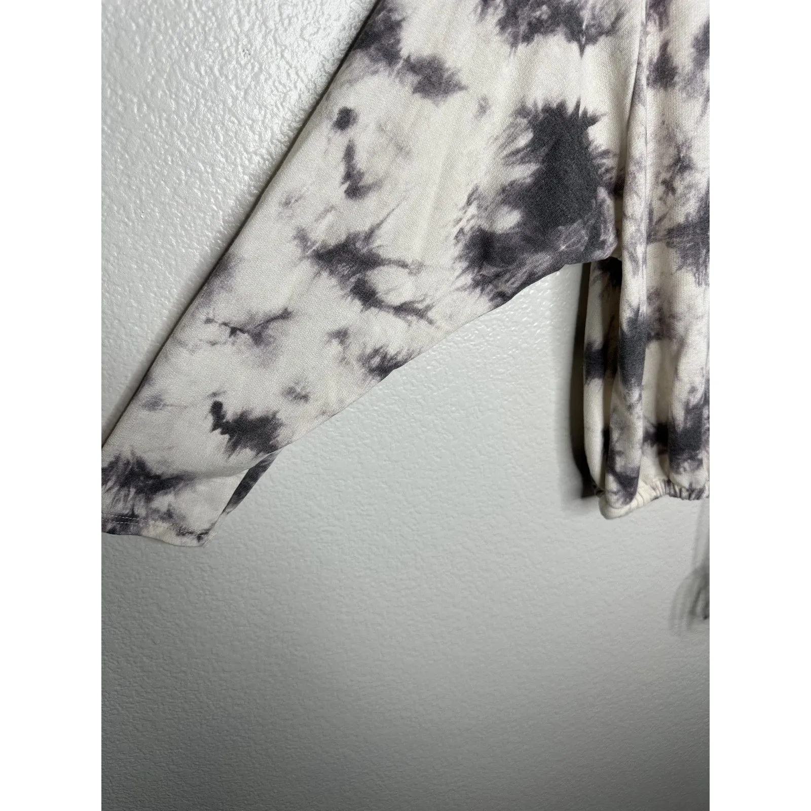 Lush Sweater Womens Small Tie Dye Pullover Drawstring Hem Cozy Top Black White - Image 4