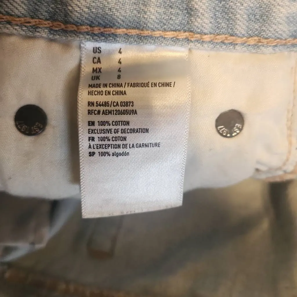American Eagle Size 4 Tomgirl Shortie Jean Shorts Light Wash Destroyed - Image 5