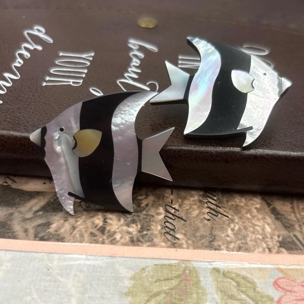 Vintage 80s Mother of Pearl Fish Earrings Black - Image 4