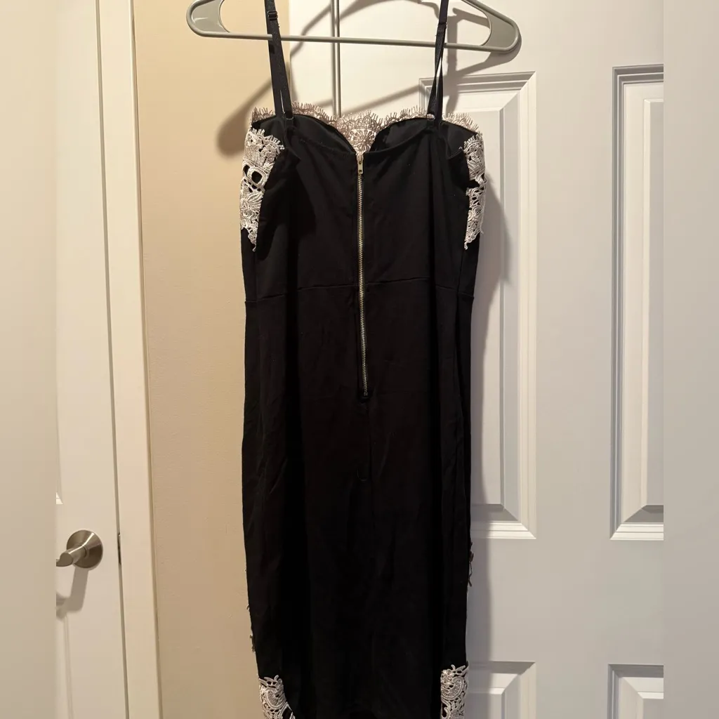 Haute Monde Body con dress with lace embellishments. Size Large - Image 4