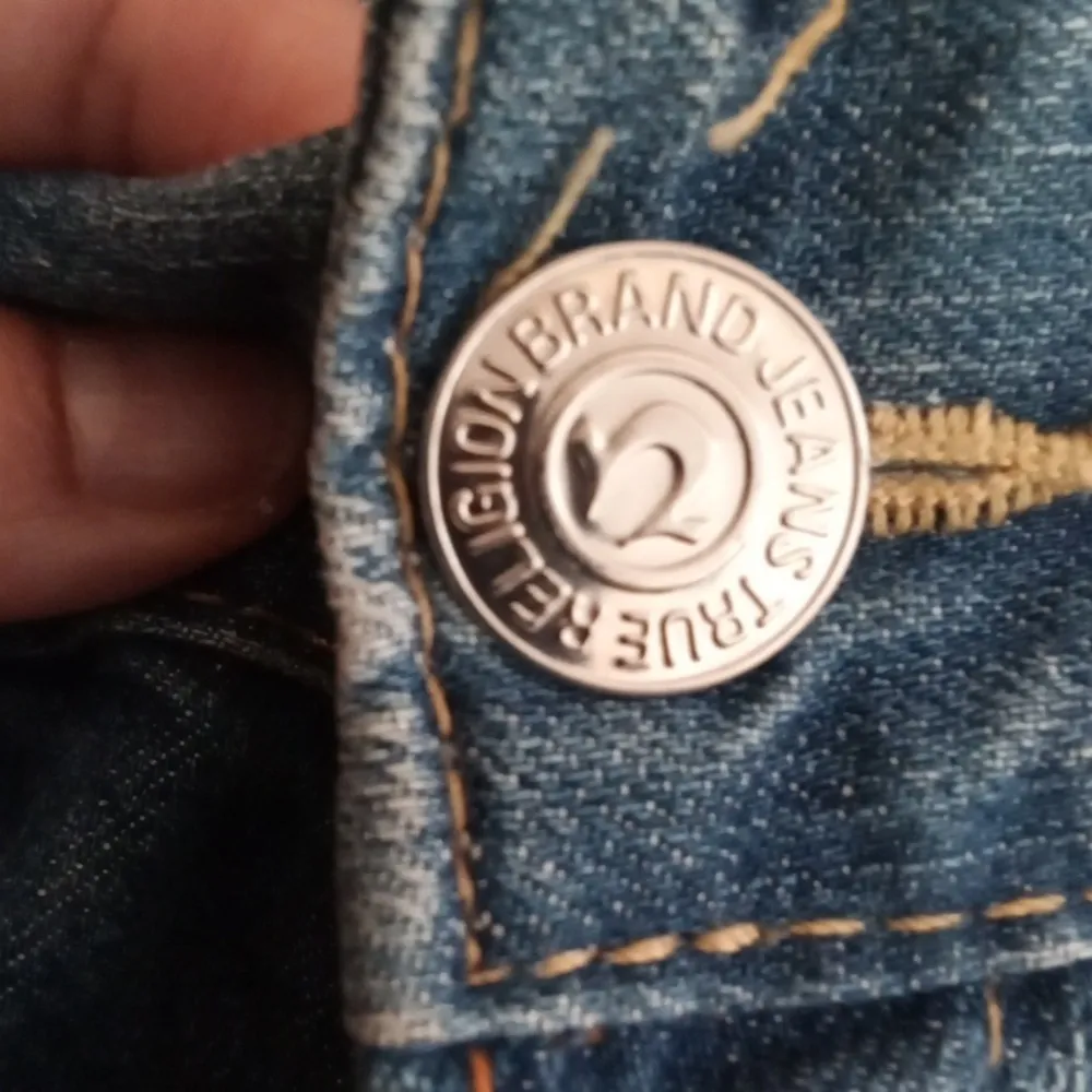 True Religion Slin Low Rise Straight Leg Yellow Stiching Womens 28 - Image 8