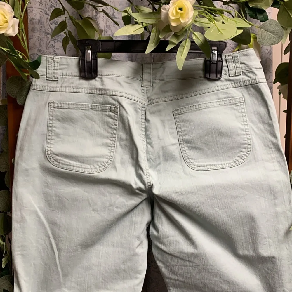 Gloria Vanderbilt Scalloped Embroidered Capri Pants Size 16 Seafoam Green Jeans - Image 4