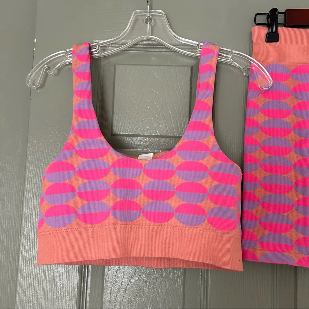 Fabletics Matching Set in Pink and Orange Geometric Modern Design - Image 7