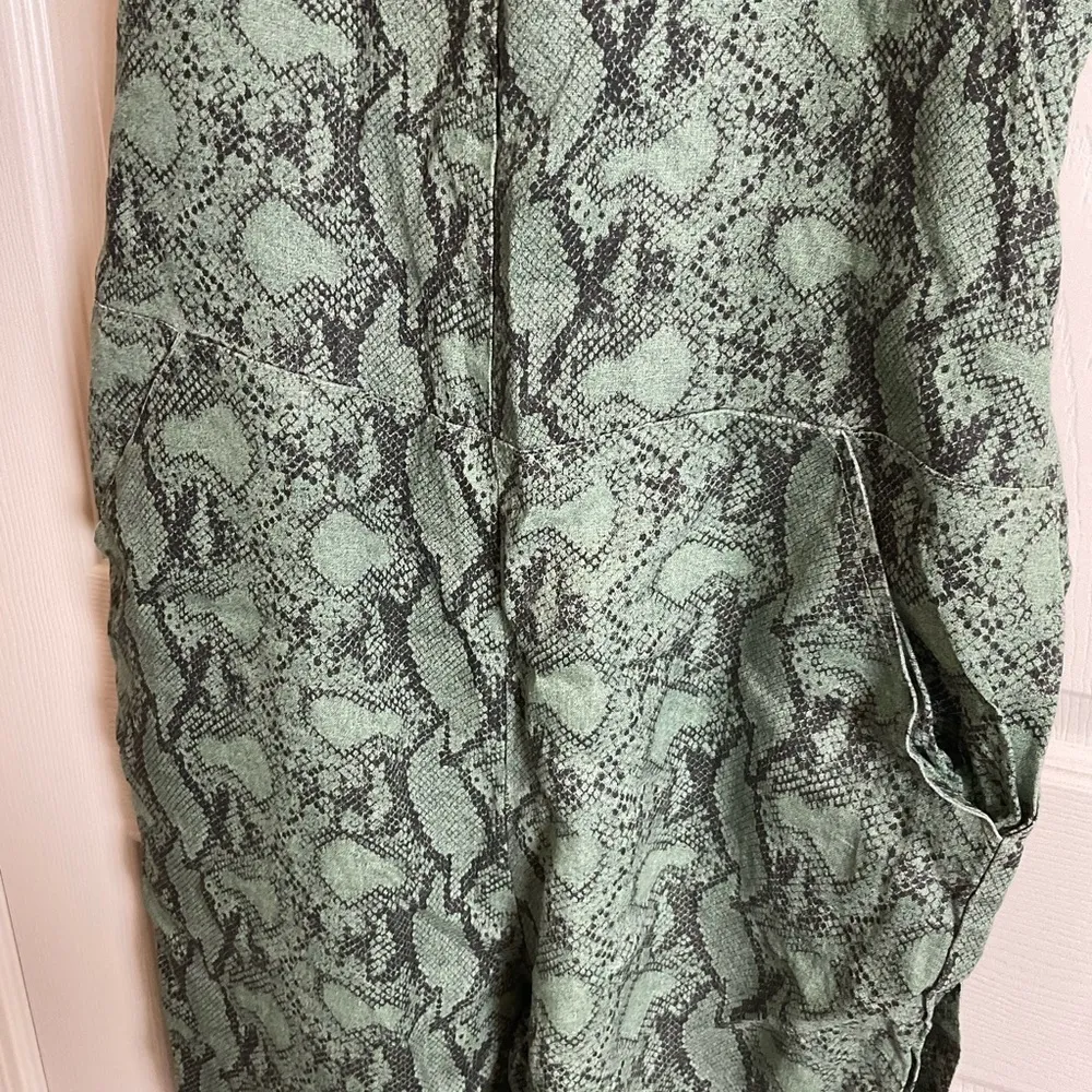 Blank NYC Jumpsuit Women large Linen Green Snake Skin - Image 7