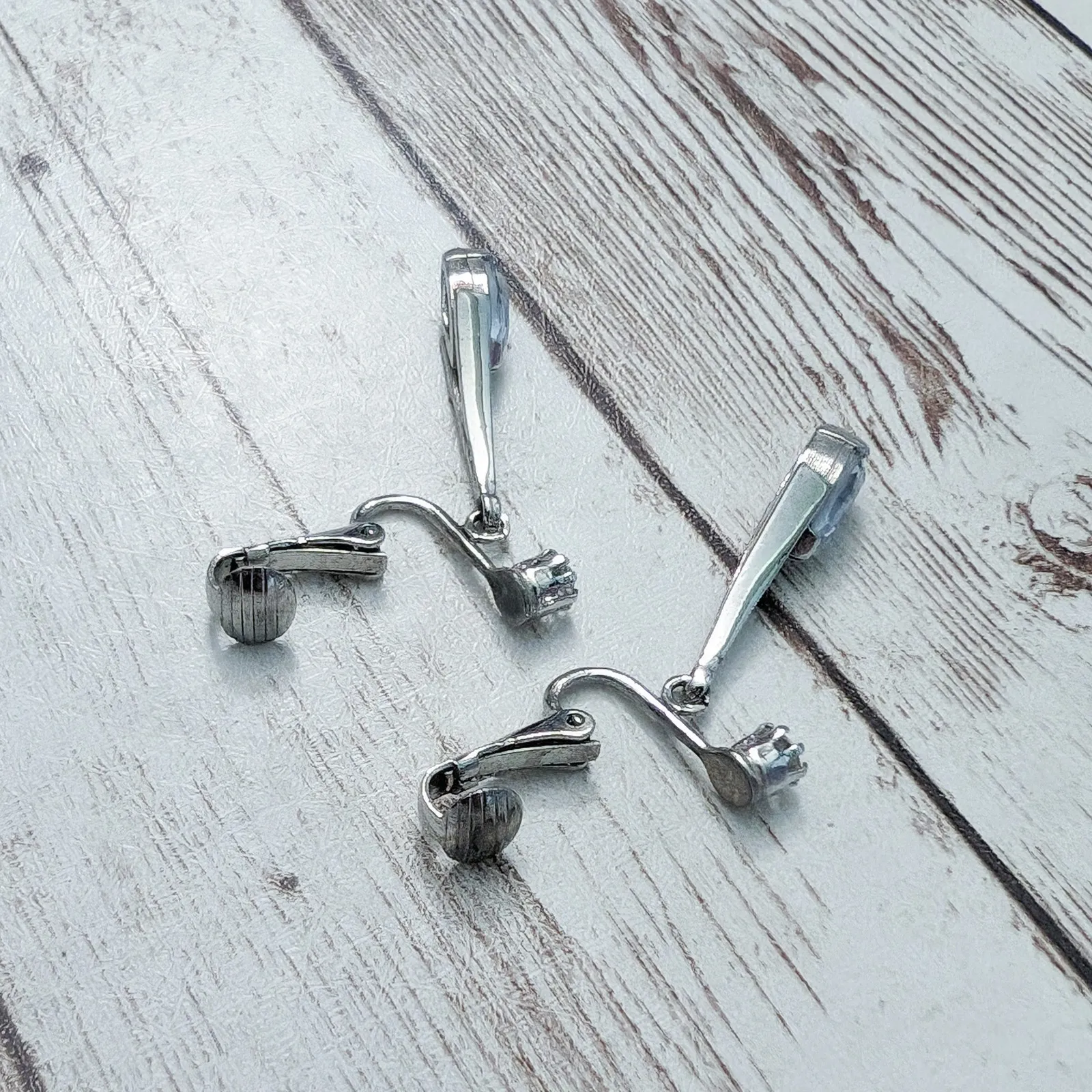 Vintage Avon Clip On Earrings - Image 5