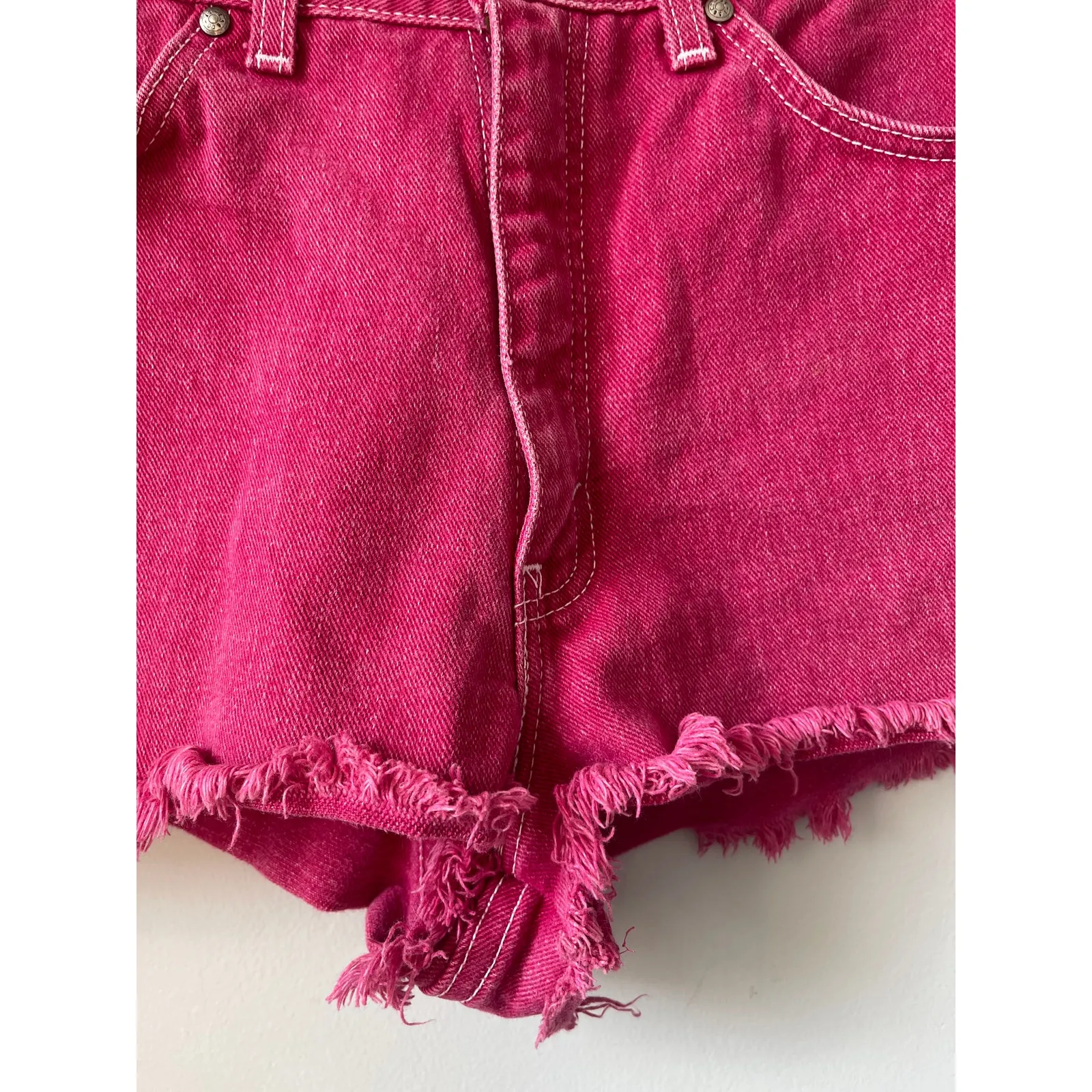 Vintage 80s Levi's 900 Strawberry Cut Off Denim Shorts - Image 2