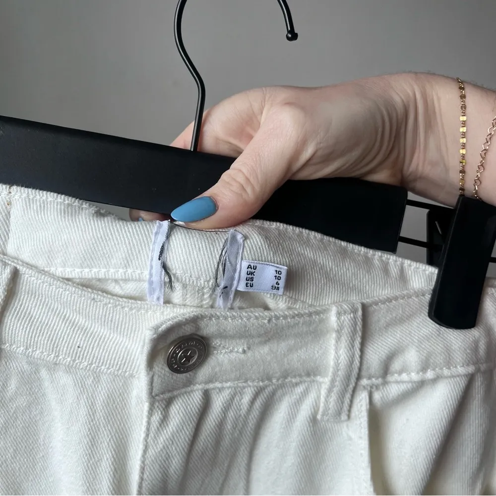 Barbara White Denim Relaxed Fit High Rise Cargo Jeans 6 - Image 10