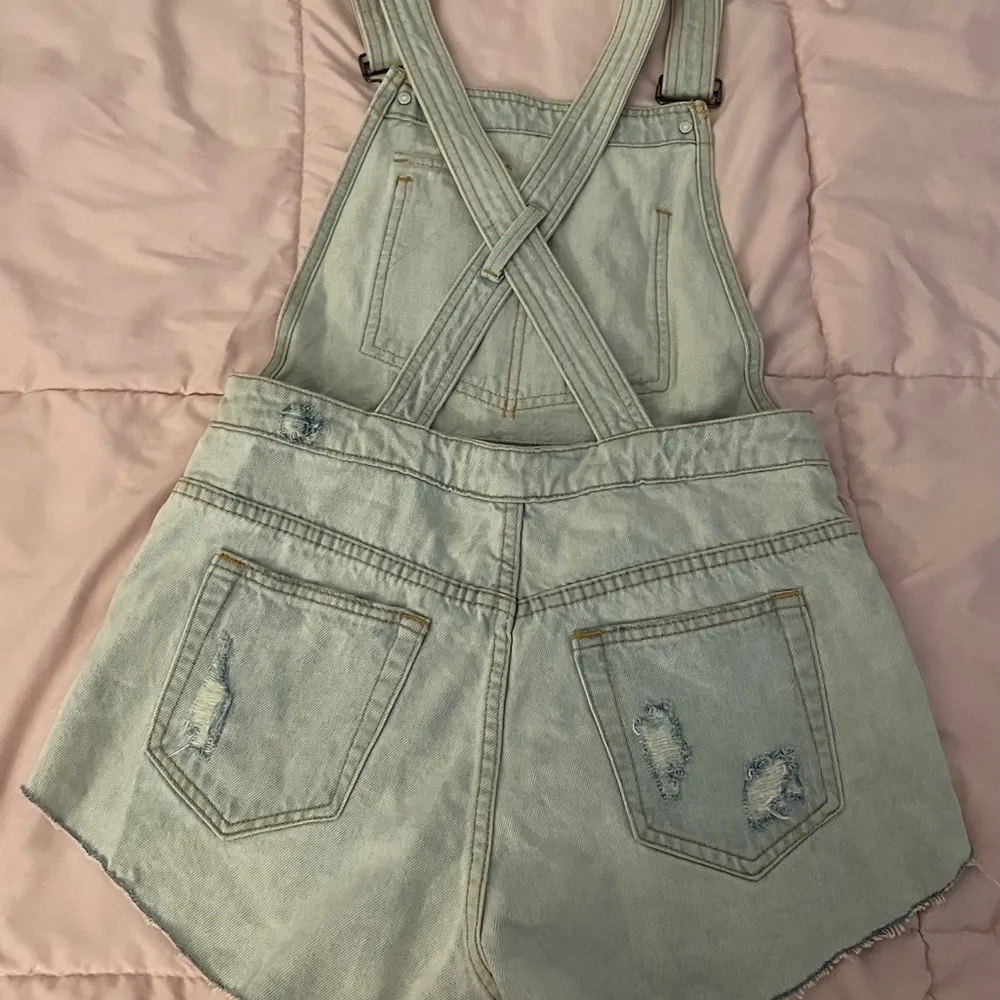 Glassons Denim light wash distressed overall shorts romper, size 8 boho spring - Image 13