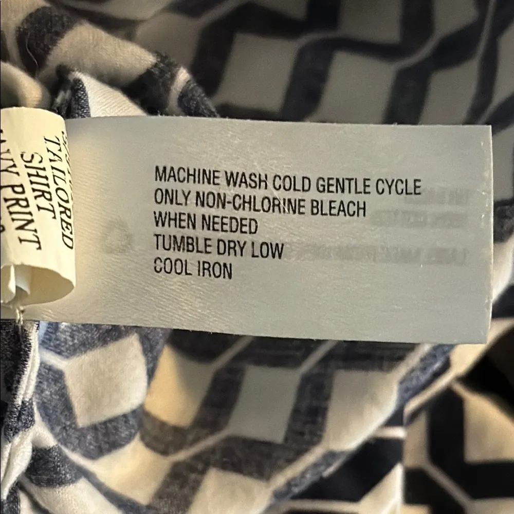 Gap Women's Size Medium Tailored Shirt Blue and White Patterned Button-Up Shirt - Image 9