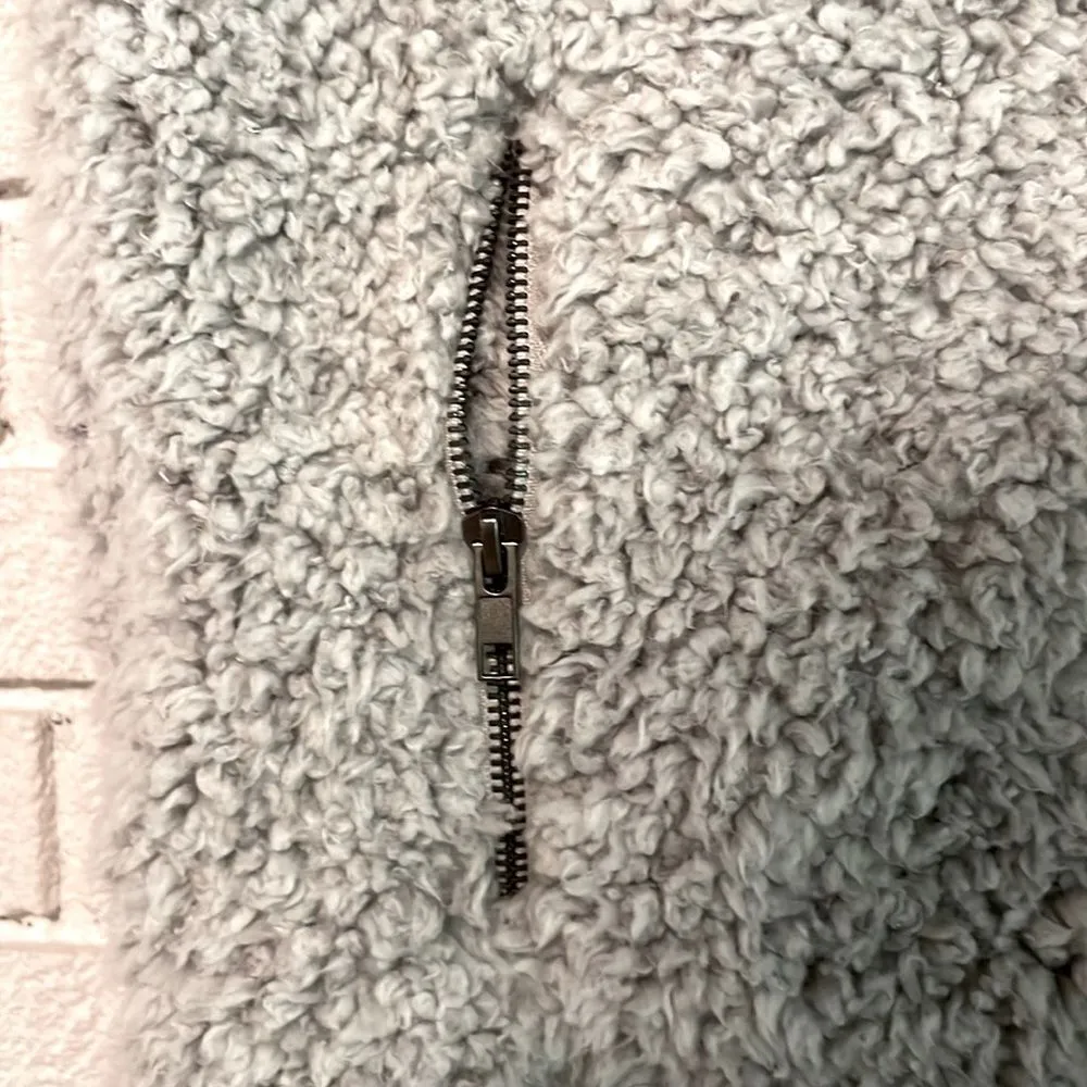 Altar’d State- Light Grey & White Super Soft Sherpa Vest w/ Zip Pockets- Size S - Image 4