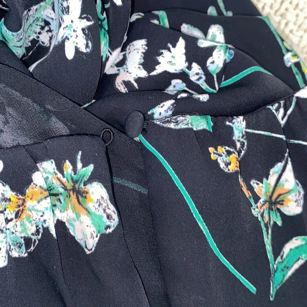 Tahari black floral pant jumpsuit; size 10 - Image 7