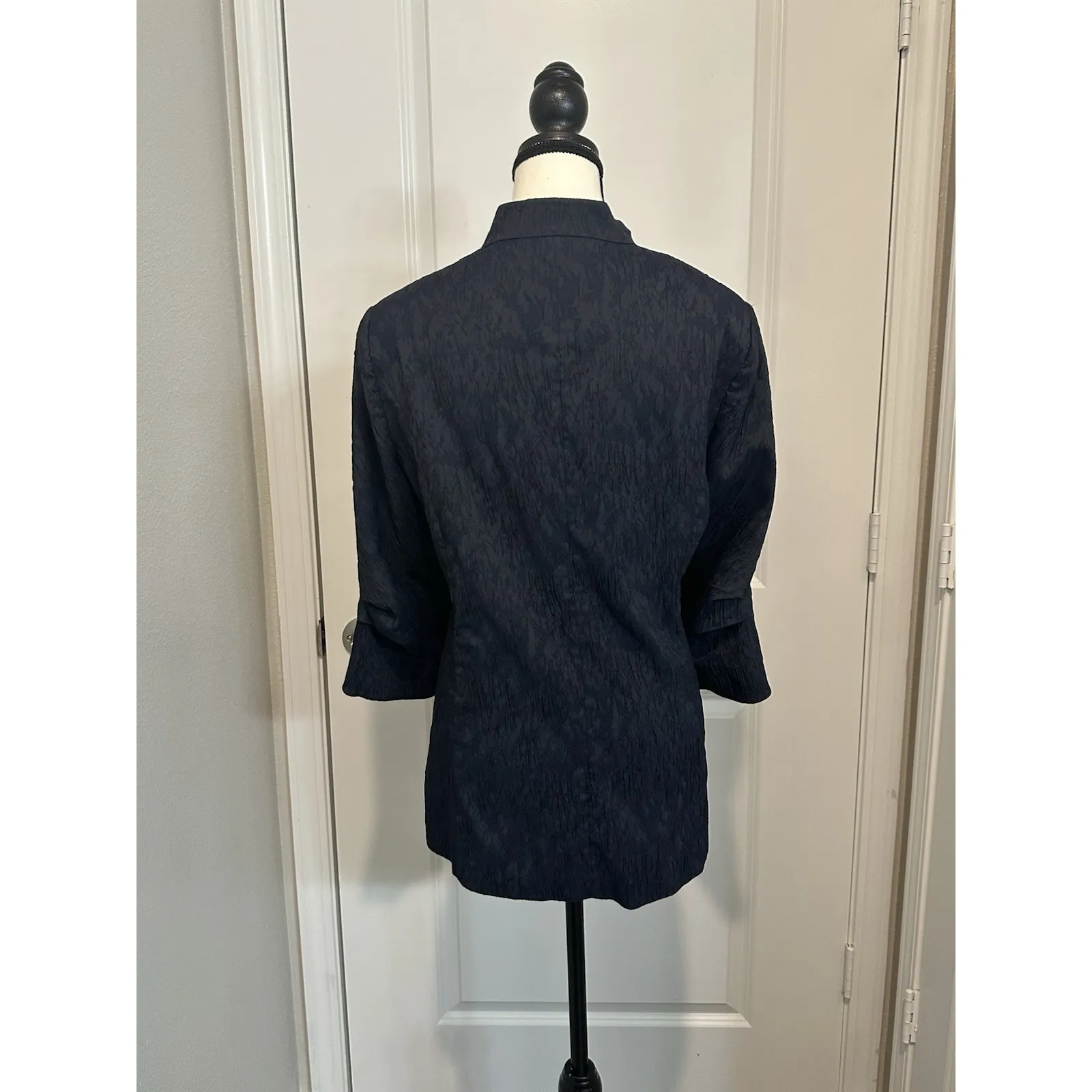 Misook Navy Textured Jacquard Blazer Jacket M 3/4‎ Sleeve Statement Button - Image 4