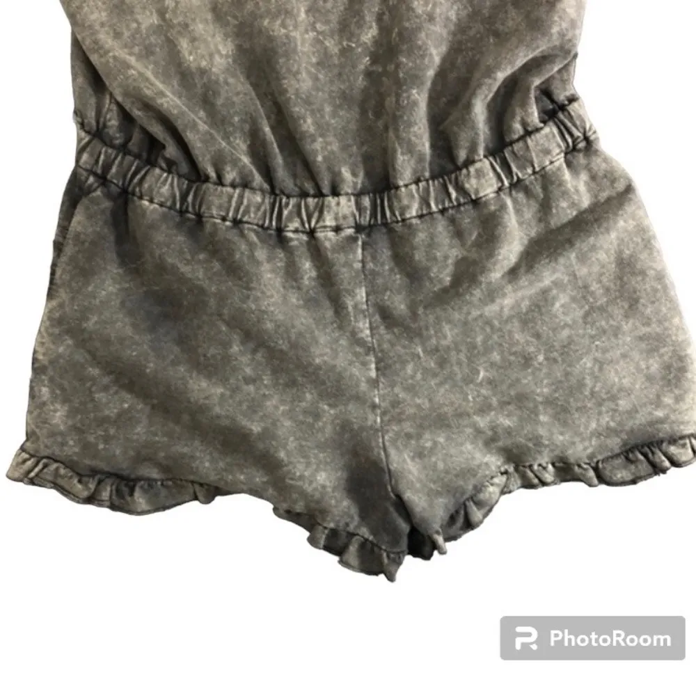 Full Tilt Washed Ruffle Gray Romper size L - Image 7