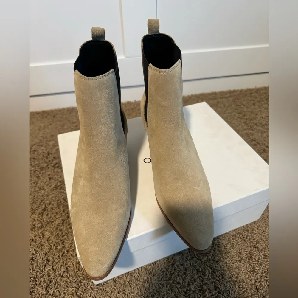 NIB  Women's Natural Yvette Suede Ankle Boots - sz 41 - Image 3