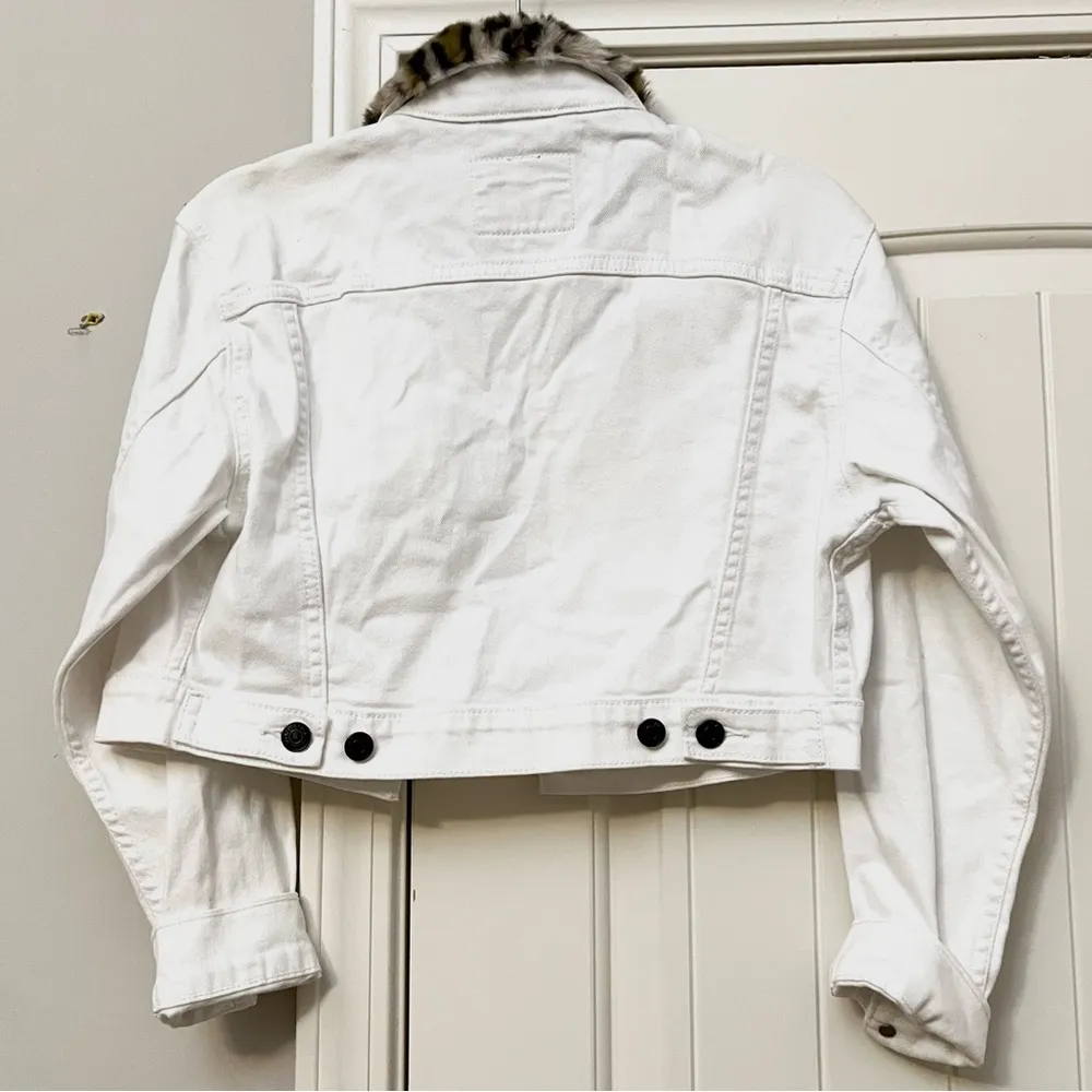 Levi's  Cropped Denim Trucker Jacket With Leopard Fur Collar - Image 6