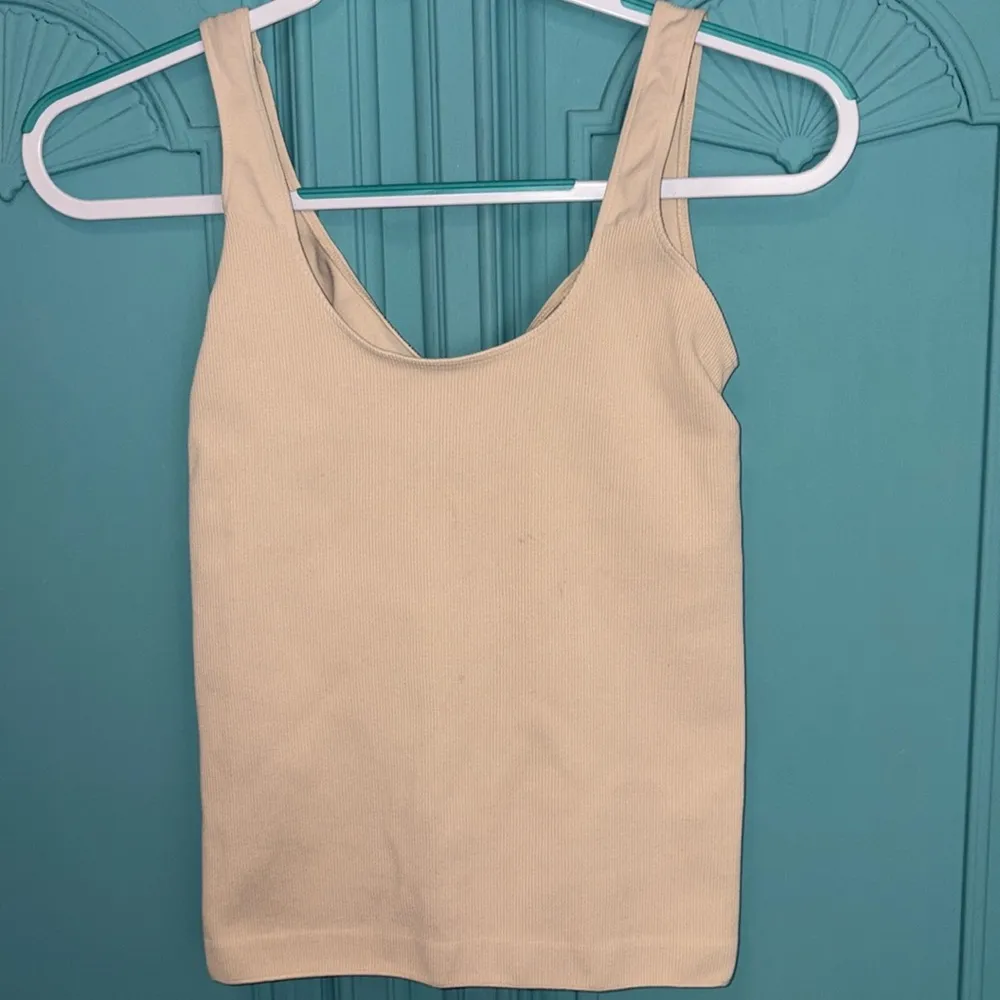 GUESS Shapewear tank top NWOT nude/beige FLAW - Image 4