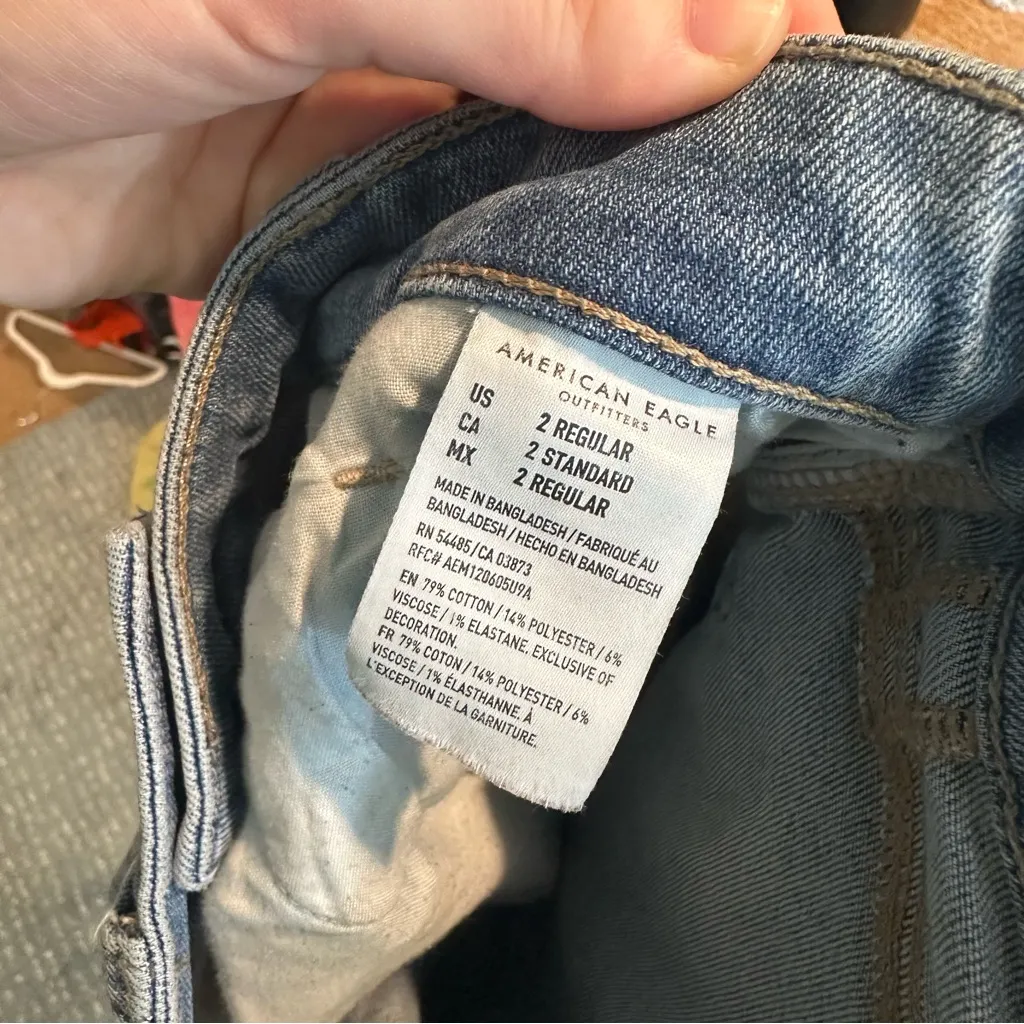 American Eagle Outfitters Light Wash Mom Jeans Size 2 Regular Women's - Image 5
