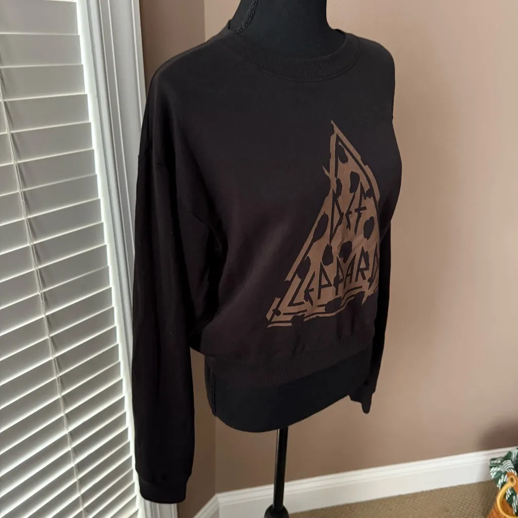 Def Leppard  Black Cropped Sweatshirt Size Medium - Image 3